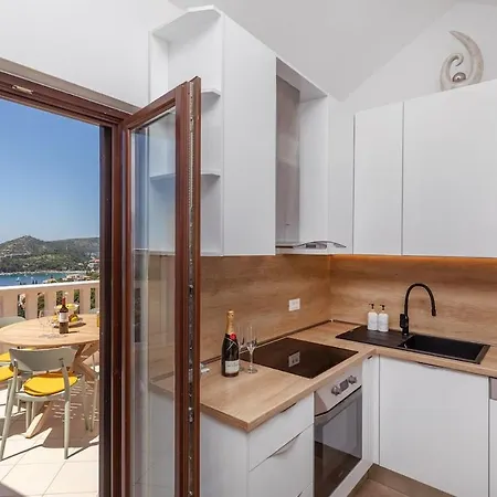 Апартаменты Generous Seaview For 6 Franito #1 *