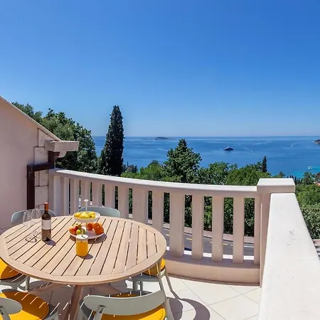 Апартаменты Generous Seaview For 6 Franito #1