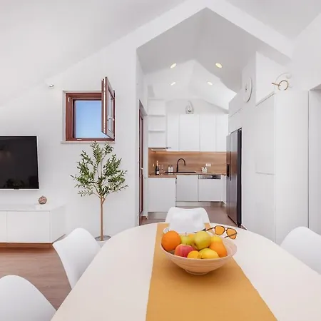 Апартаменты Generous Seaview For 6 Franito #1 *