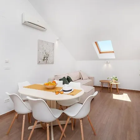 Апартаменты Generous Seaview For 6 Franito #1