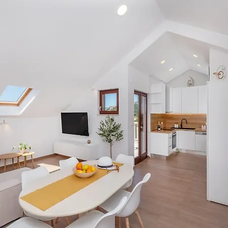 Apartment Generous Seaview For 6 Franito #1 *