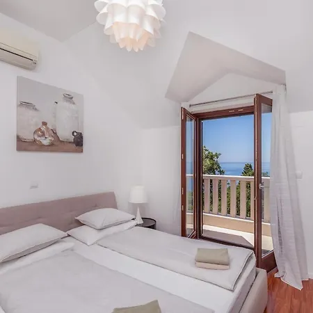 Апартаменты Generous Seaview For 6 Franito #1